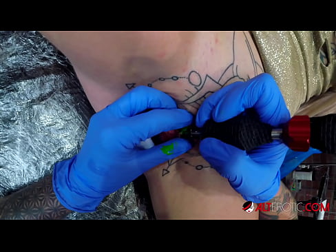 ❤️ Sully Savage, o bunăciune extrem de tatuată, și-a făcut un tatuaj pe clitorisul ei ❤️ at us